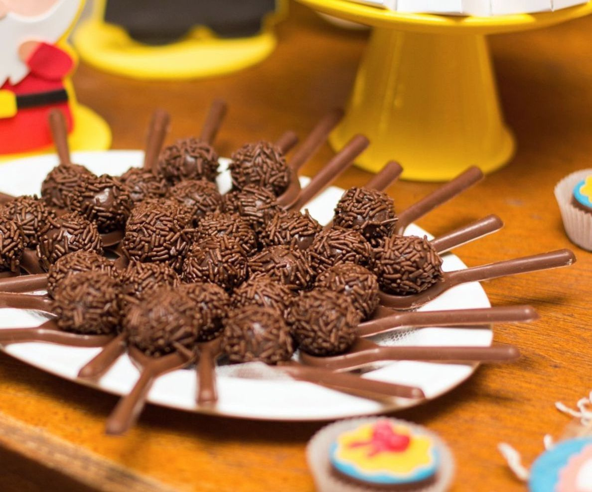 Vitrina llena de bombones de chocolate y golosinas artesanales