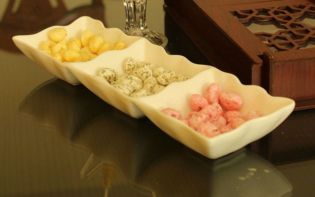 Taza de chocolate caliente con arte latte y marshmallows
